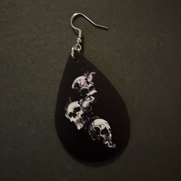 ✨Reduced Skull earrings - Black faux with white skulls ( Only 1 Left ) - Picture 2 of 2